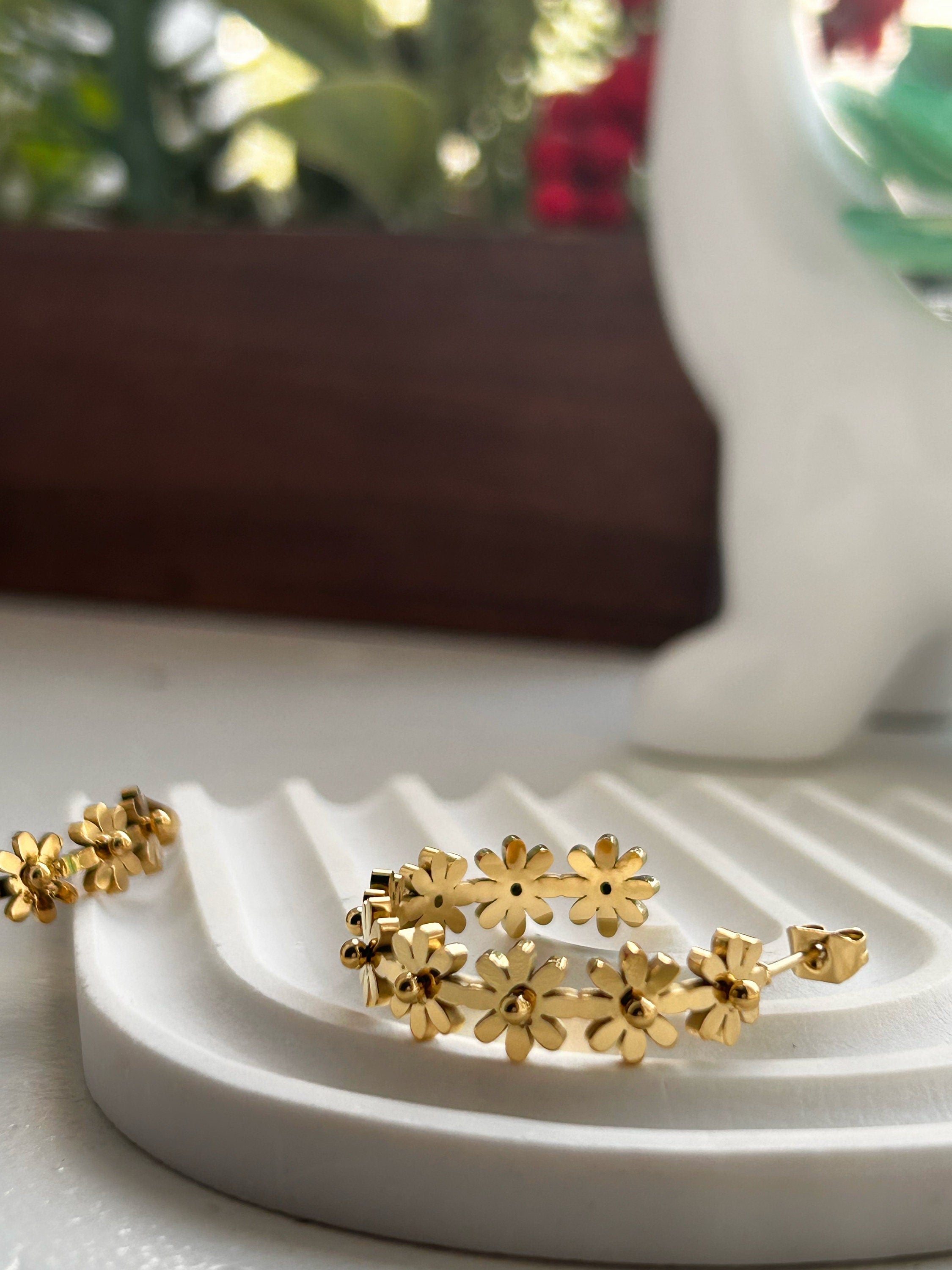 Sunlit Daisy Earrings